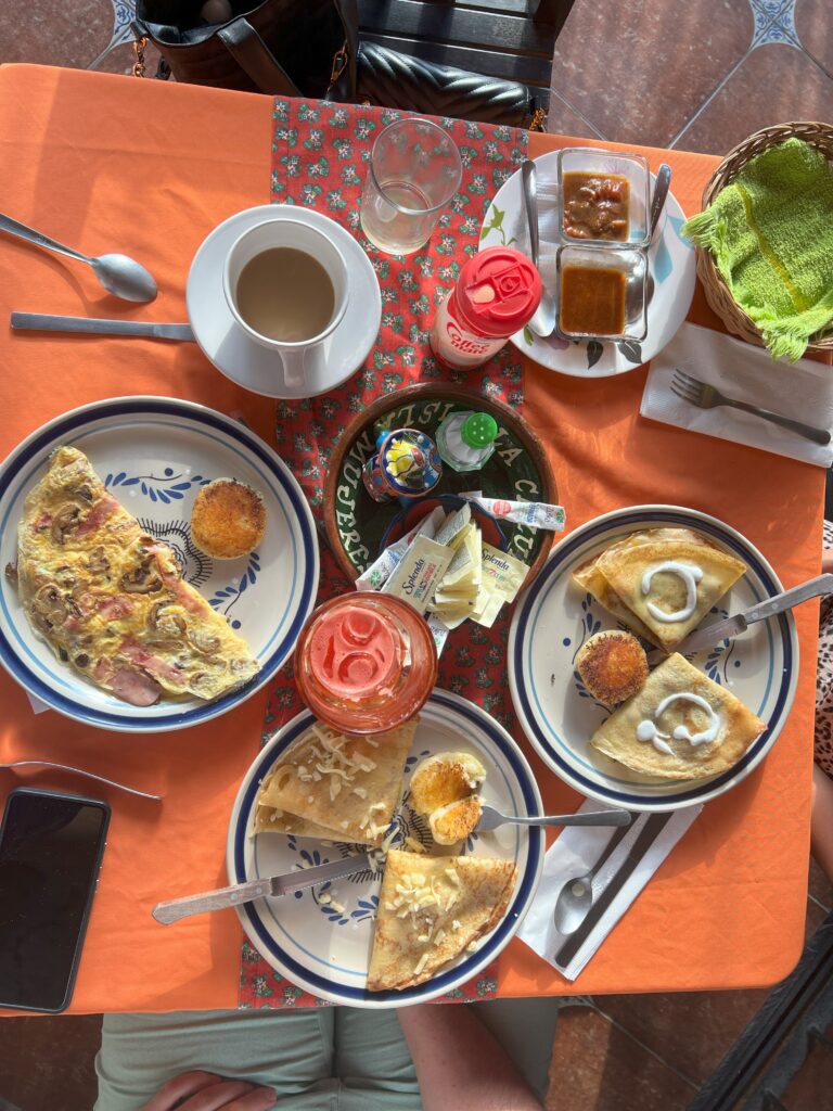 La Cazuela M&J é uma encantadora opção de café da manhã durante nossa estadia no Hotel Xpulu-ha. 