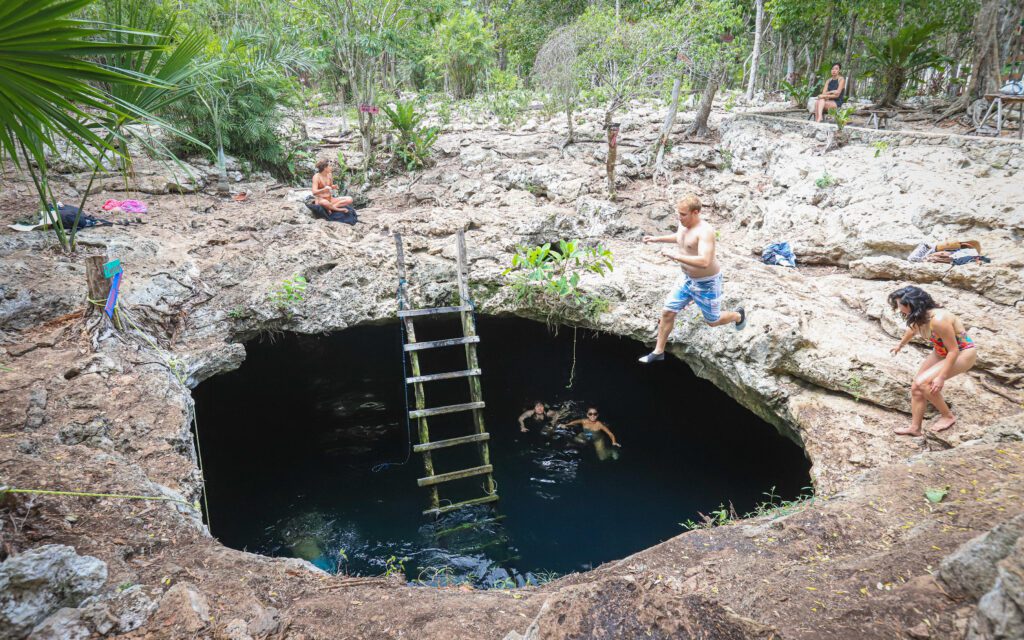 Cenote Calavera em Tulum Mexico
